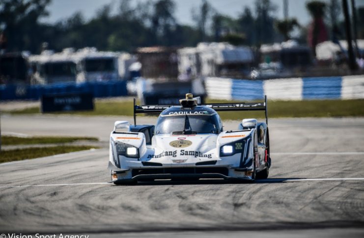12H Sebring, H+6 : Deux Cadillac DPi-V.R devant une ORECA 07