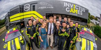 Le Prince Harry en visite chez Invictus Games Racing