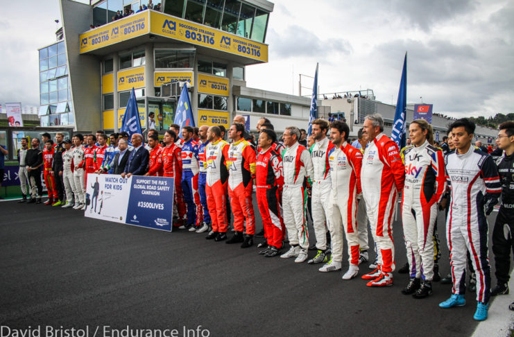 La photo de famille des pilotes de la GT Cup avec Jean Todt
