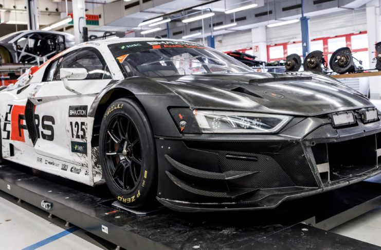 Gros plan sur l’inspection du châssis Audi R8 LMS GT3 #106 entre Suzuka et Kyalami